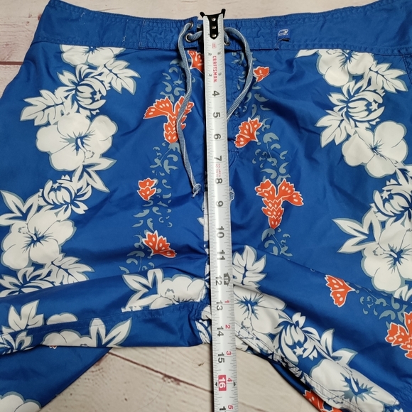 Old Navy Hawaiian print swim trunks. Large. READ DESCRIPTION. 717 - Picture 8 of 9